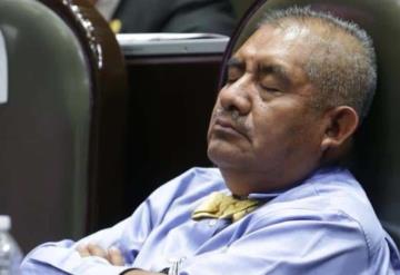 De nueva cuenta se queda dormido el diputado Manuel Huerta Martínez en plena sesión