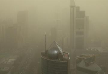 Amanece Pekín cubierta de apocalíptica arena