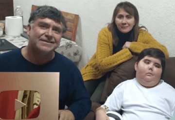 Tomiii 11, el niño que padece cáncer cerebral, consiguió su placa de oro en Youtube