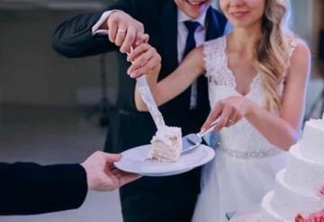 Pareja cobra rebanada de pastel a invitado en una boda