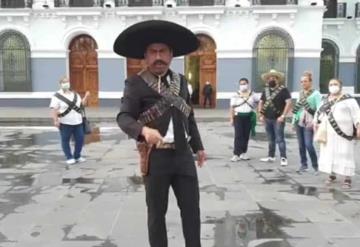 Emiliano Zapata camina en el Centro Histórico