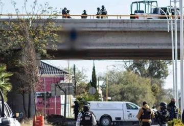 En Zacatecas dejan 2 cuerpos sin vidas colgados de un puente