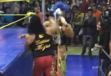 Video. Luchadores arman pelea real durante espectáculo