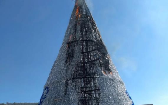 El Grinch sí existe y está en México, le prendió fuego a mega árbol de Navidad