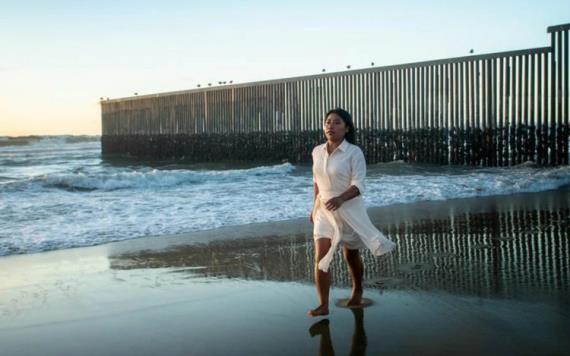 Las impresionantes fotos de Yalitza Aparicio en el muro fronterizo de Tijuana