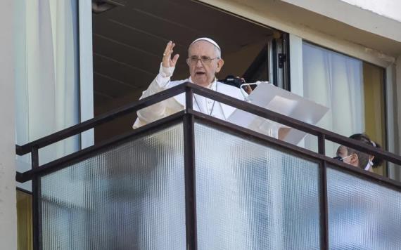 Reaparece el papa Francisco tras su cirugía