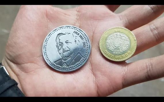 AMLO aparece en monedas conmemorativas; se venden por Internet y causan revuelo