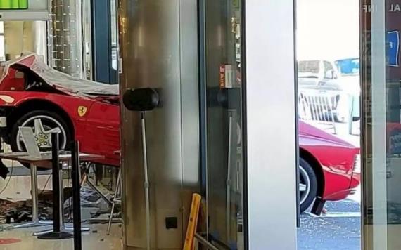 Adulto mayor choca su Ferrari contra centro comercial