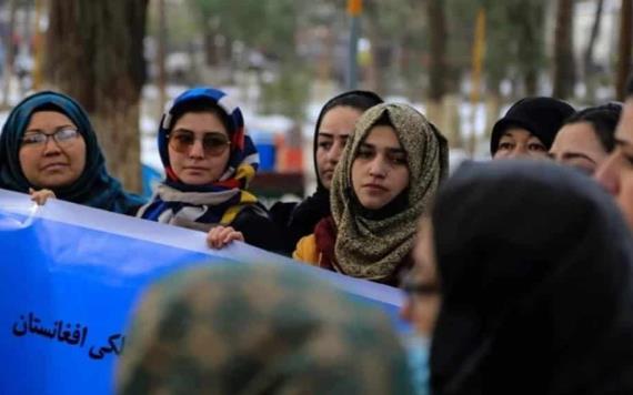 Arrojan gas pimienta a mujeres que protestaban en Afganistán