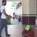 Estudiante regala 70 pesos a abuelito en situación de calle… y un refresco de 2 litros

