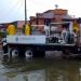 Camión-bomba de CONAGUA extrae agua del centro de Jonuta